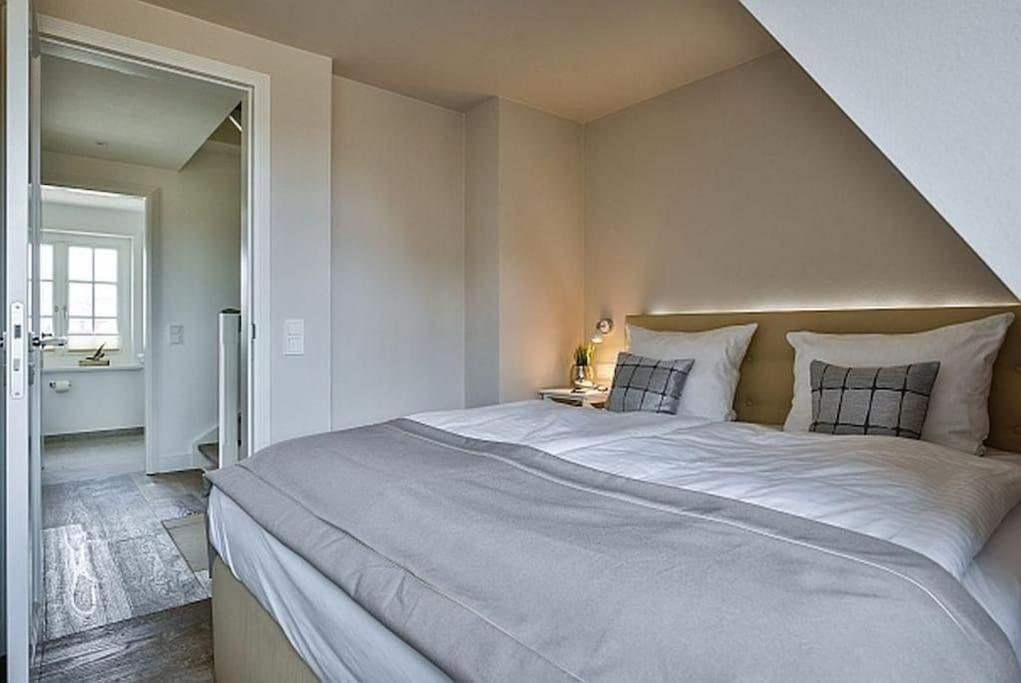 Ferienhaus Reetdach Friesenhaus Listperle *